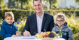 HBM Mückstein unterzeichnetet Charta Kinder essen gesund
