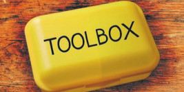 Toolbox-Schriftzug auf gelber Jausenbox