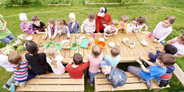 Kinder jausnen Brot, Salat und Aufstriche im Grünen
