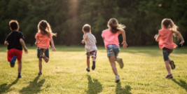 Kinder laufen auf Wiese