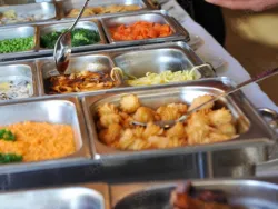 Buffet mit unterschiedlichen Speisen © fotoak80 / stock.adobe.com