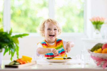 Teaserbild Gemeinschaftsverpflegung, Kleinkind beim Essen © FGÖ/adobestock