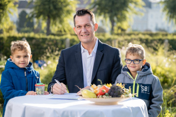 HBM Mückstein unterzeichnetet Charta Kinder essen gesund