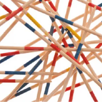 Mikadostäbchen liegen kreuz und quer vor weißem Hintergrund