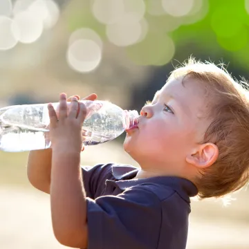 Kind trinkt aus Wasserflasche