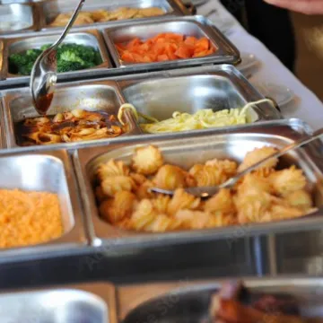 Buffet mit unterschiedlichen Speisen