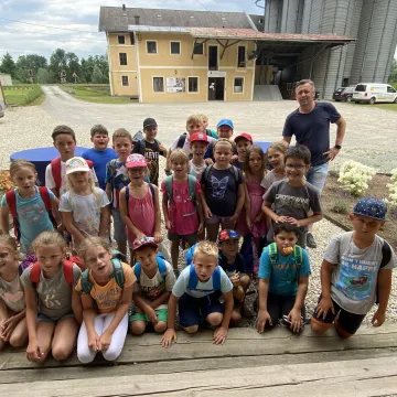 Gruppenbild der VS Weinburg a.Sassbach Steiermark CR: Weinhandl