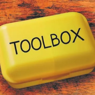 Toolbox-Schriftzug auf gelber Jausenbox