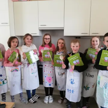 Kinder mit Kochbuch 