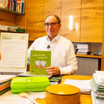 Unterzeichnung der Charta durch HBM Rauch