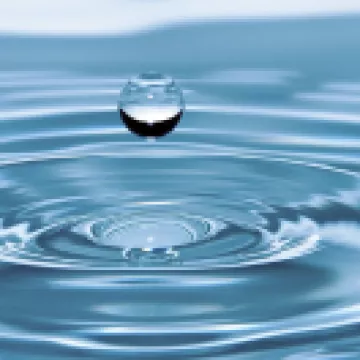 Tropfen fällt ins Wasser und bildet Kreise