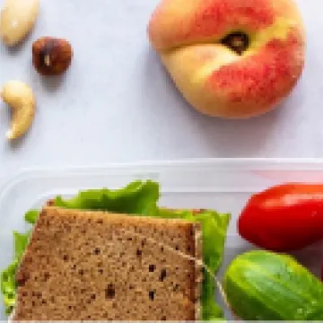 Leitlinie Schulbuffet - Belegtes Brot mit Gemüse, Pfirsich und Nüssen