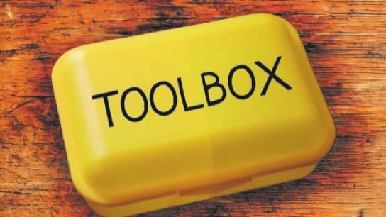Toolbox-Schriftzug auf gelber Jausenbox